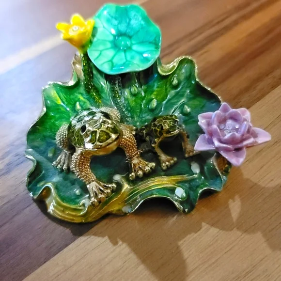 Frog and Lily Pad trinket Box (Vintage) - Picture 3 of 4